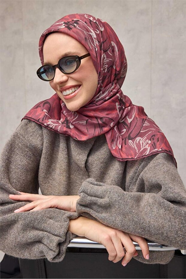 وشاح من القطن والبوليستر بلون الكرز الكريمي والأسود بنقش نباتي ناعم الملمس 90x90