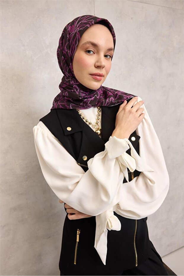 وشاح ناعم من القطن والبوليستر باللون الأسود الداكن بنمط زهرة الزنبق ومضاد للانزلاق مقاس 90x90