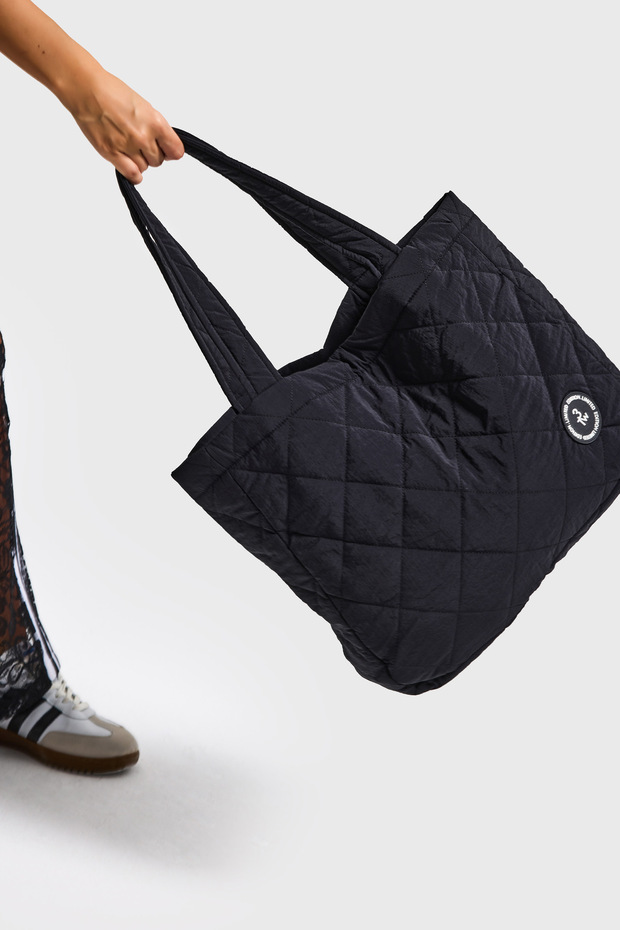 حقيبة بتصميم خاص ذات حزام منقوشة بنمط البقلاوة باللون الأسود - 3