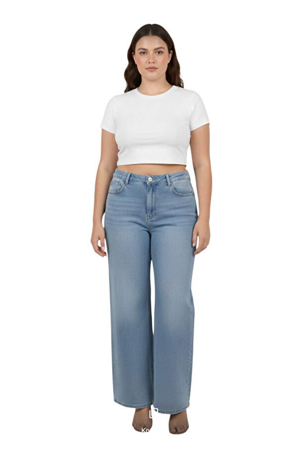 Fidan Is Wearing Baggy Jeans.