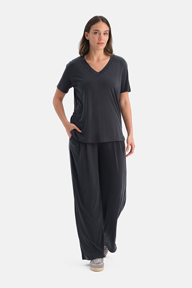 Siyah V Yaka Basic Tişört - 4