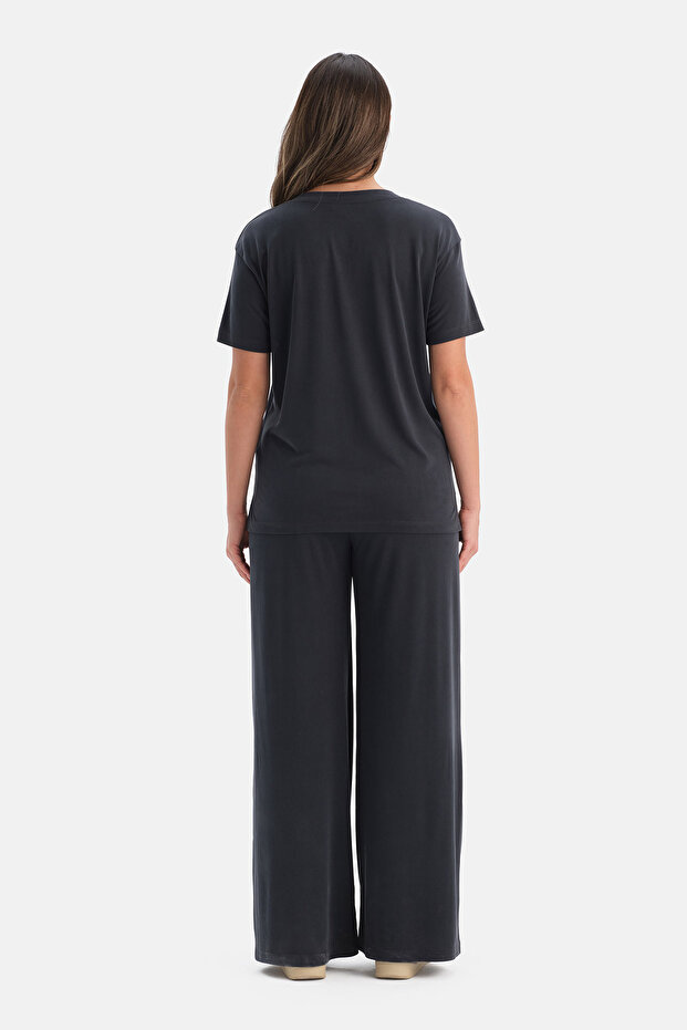 Siyah V Yaka Basic Tişört - 2