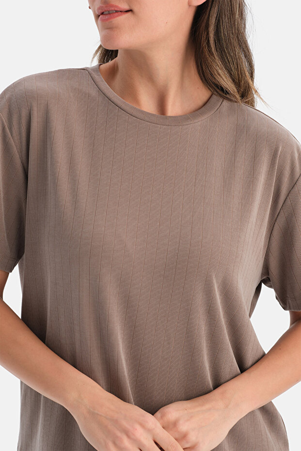 GENİŞ YAKA TİŞÖRT - 5