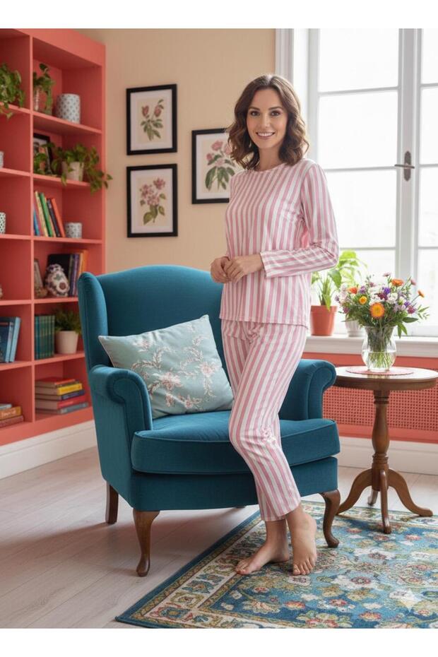 طقم بيجامة من قماش السويد المزخرف بنقوش مخططة - 1