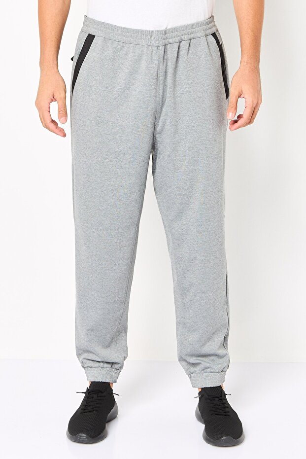 بنطال رياضي رجالي رمادي اللون، بقصة عادية، بلون موحد وقابل للتمدد. - 1