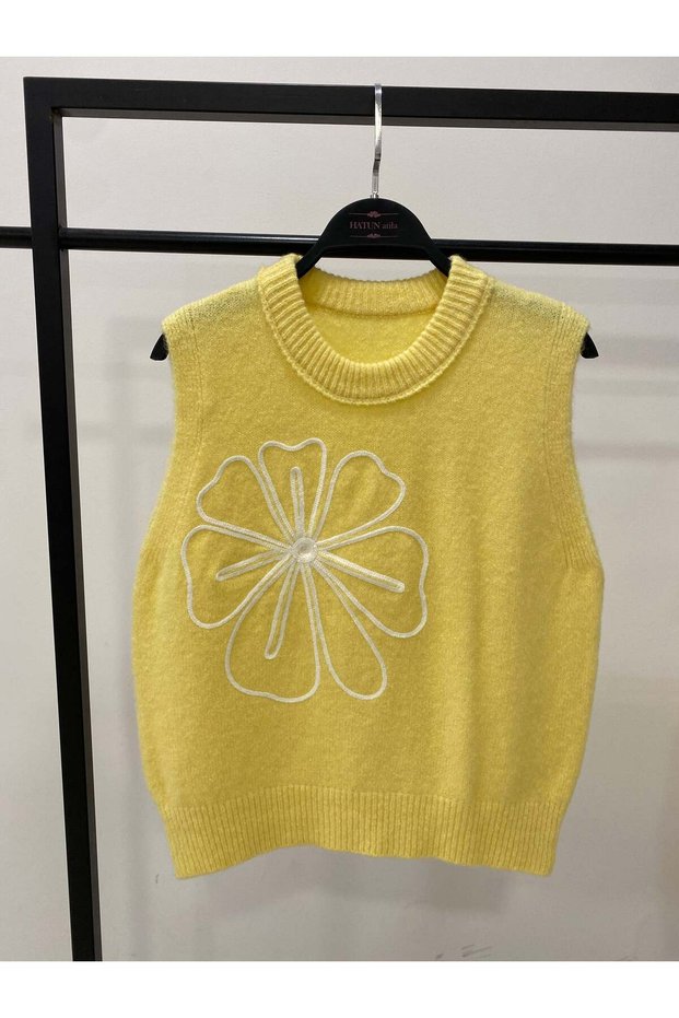 Embroidery Detailed V-Neck Knitwear Sweater Yellow