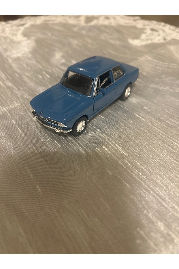 سيارة بي إم دبليو 2002 مصبوبة من المعدن بمقياس 1:32 - 1