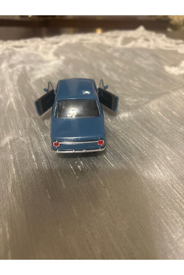 سيارة بي إم دبليو 2002 مصبوبة من المعدن بمقياس 1:32 - 3