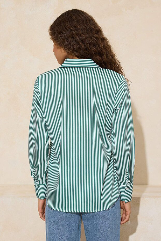 Beyaz Yeşil Çizgili Kontrast Patlı Oversize/Geniş Kalıp Gömlek TWOSS26GO00010 - 4