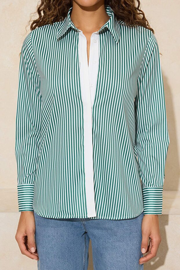 Beyaz Yeşil Çizgili Kontrast Patlı Oversize/Geniş Kalıp Gömlek TWOSS26GO00010 - 3