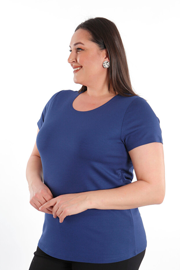 بلوزة تريند42بلس كبيرة الحجم بياقة دائرية أساسية بلون النيلي - 6