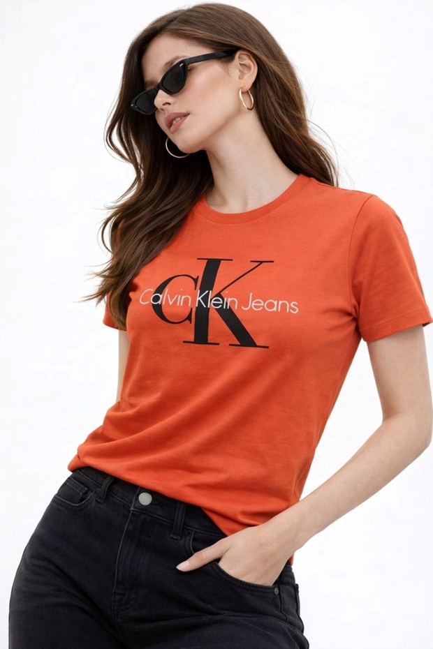 تي شيرت CK نسائي - تي شيرت بقصة ضيقة منقوش عليه حرف Monogram