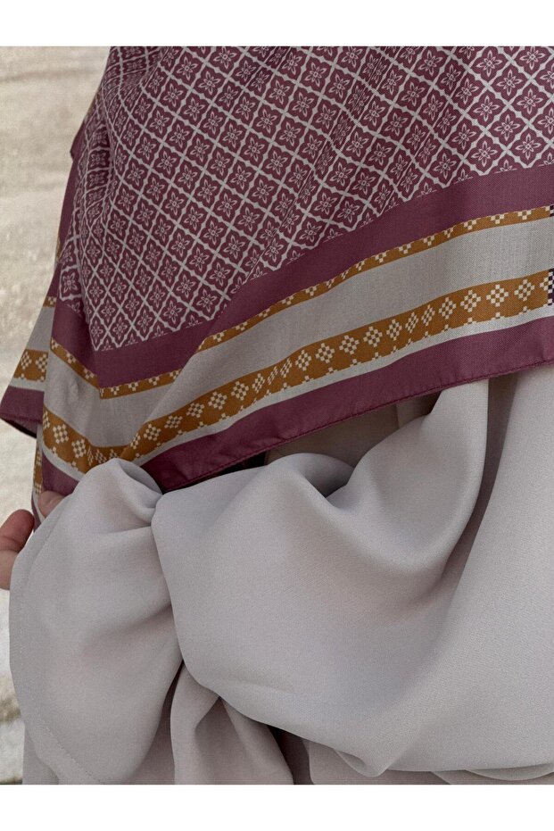 وشاح بتصميم مونوغرام كبير الحجم - وردي باهت - 8