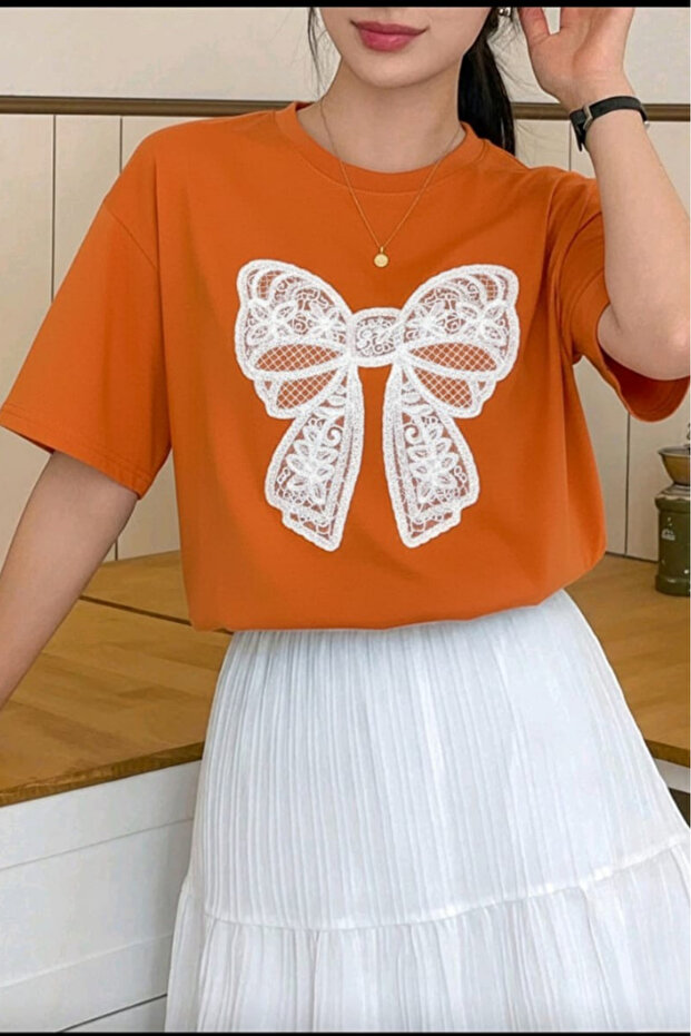 Unisex T-Shirt with Bow Print