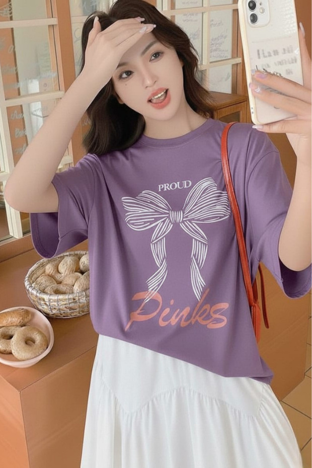 Unisex T-Shirt with Bow Print