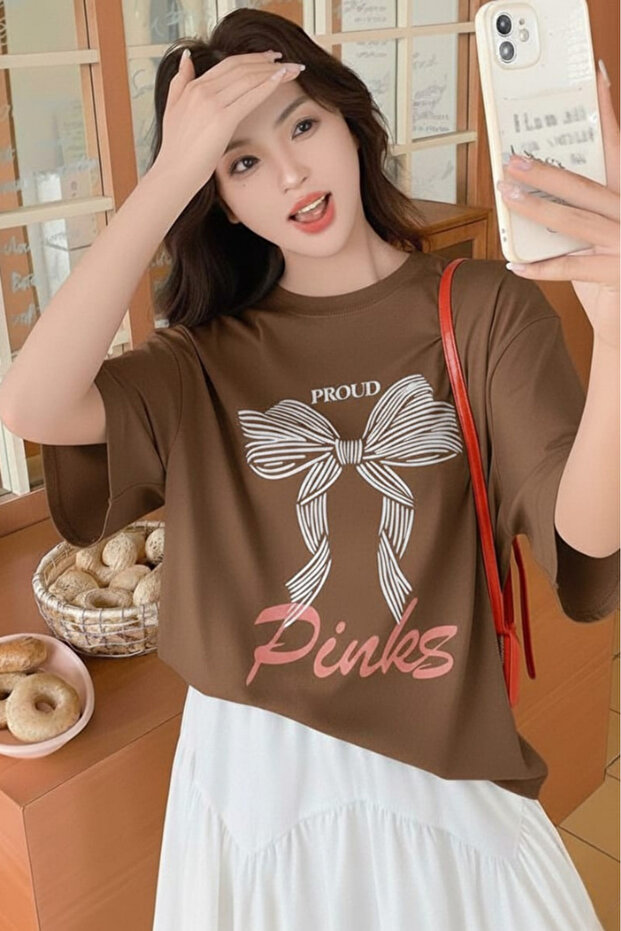 Unisex T-Shirt with Bow Print