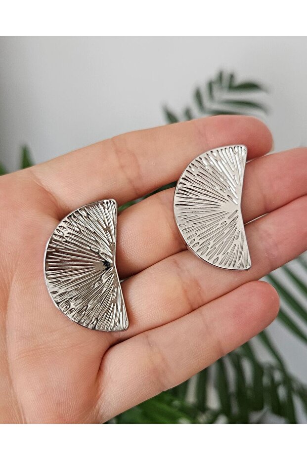 أقراط فضية منقوشة على شكل حرف D - 2