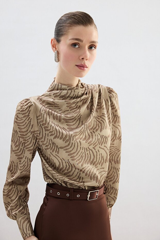 بلوزة منقوشة بتفاصيل متدلية - لون المنك - 1