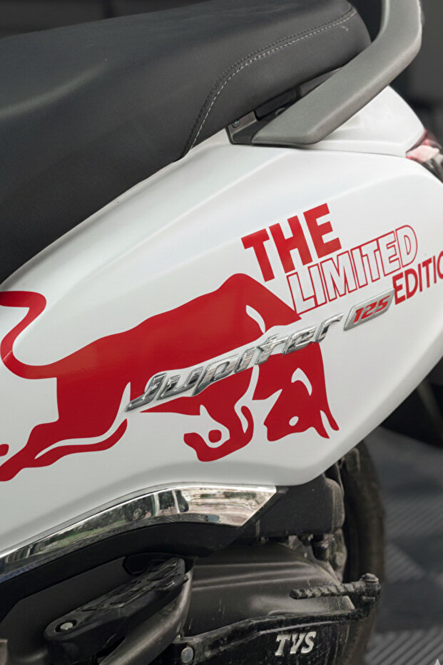 مجموعة ملصقات منقوشة متوافقة مع TVS Jupiter 125 (الجانب الأيسر) (متوافقة فقط مع Jupiter)