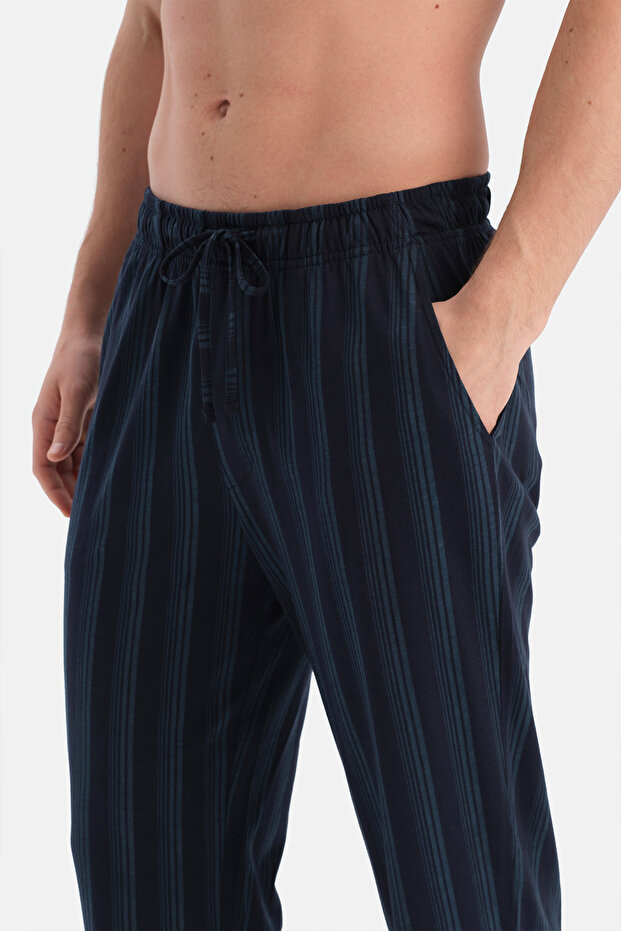 بنطلون أساسي من القطن الممشط مخطط باللون الأزرق الداكن - 5