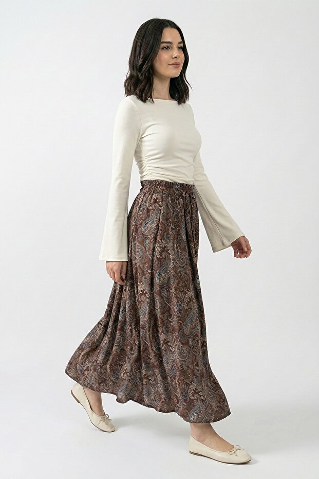 تنورة بنية اللون مبطنة بنمط الشال - 3