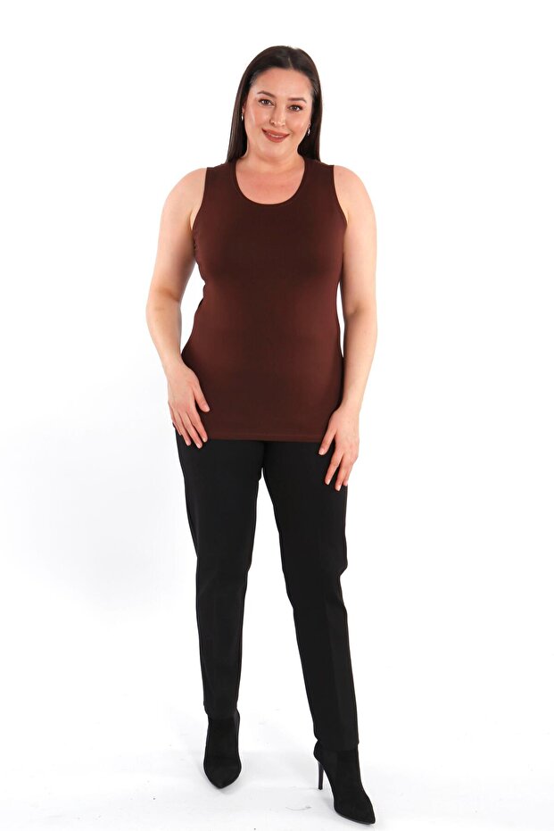 بلوزة (تي شيرت) بني أساسية بحمالات عريضة مقاس كبير - 4