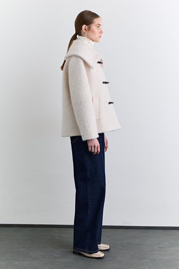 معطف بياقة واسعة وأزرار بلون إكرو - 5