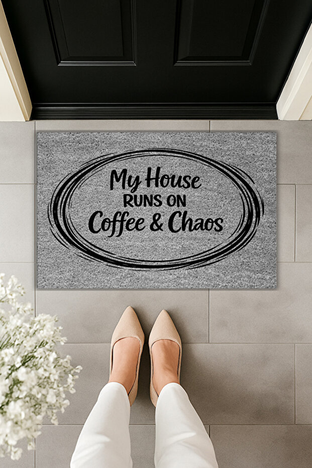 طباعة رقمية حديثة - مكتوب عليها: My House Runs on Coffee & Chaos - سجادة أمام الباب