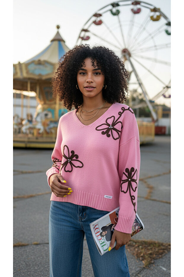 Patterned v-neck knit sweater - 2