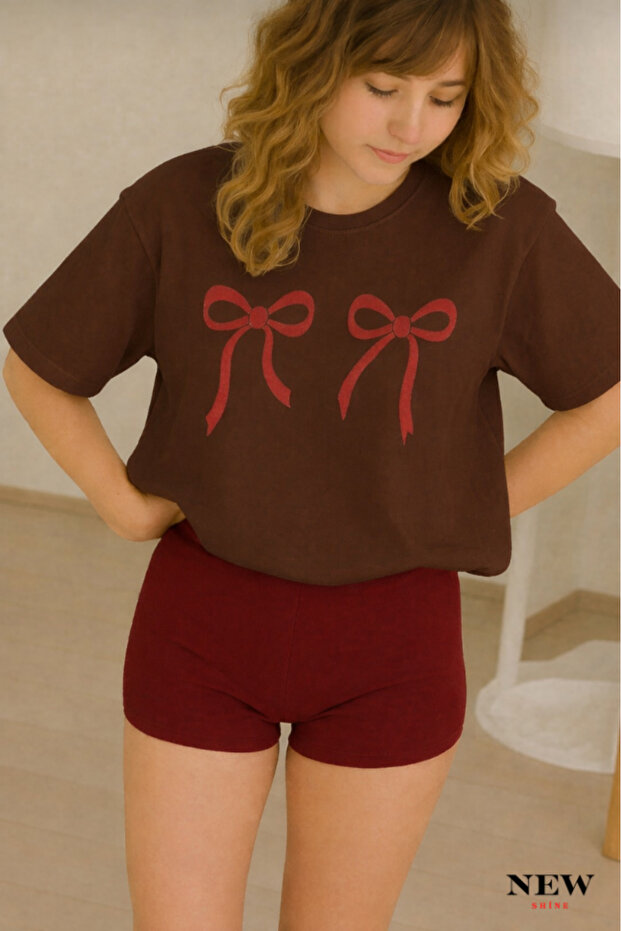 Unisex T-Shirt with Bow Print
