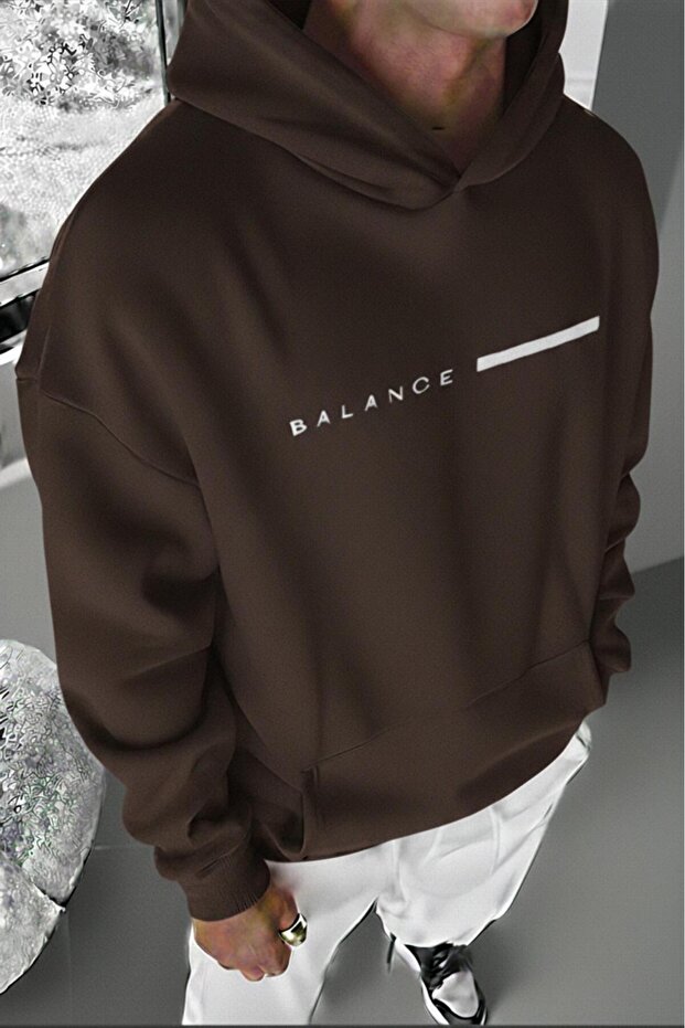 سويت شيرت رجالي بقلنسوة من القطن الممشط باللون البني من Balance مطبوع