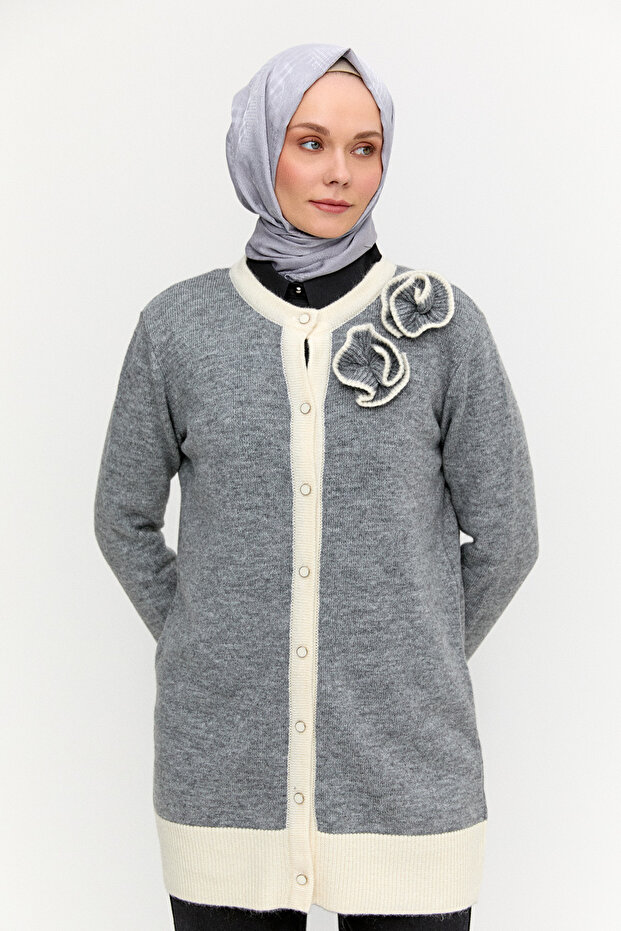 Çiçek Aplikeli Düğmeli Triko Hırka - 3