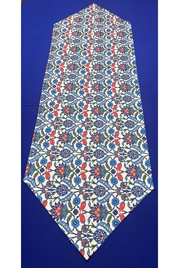 FABRICWORKS Izniq serie table runner