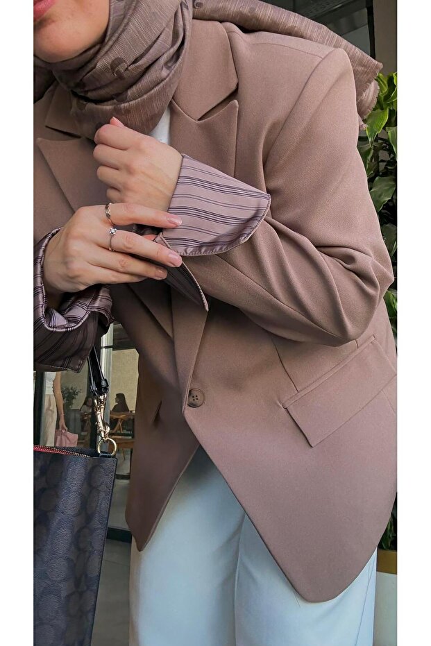 سترة بليزر مخططة باللون البني - 3