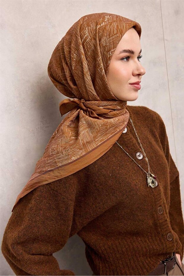وشاح فيسكوز فيلورا بنمط متاهة بني اللون، مقاوم للانزلاق، مقاس 90x90