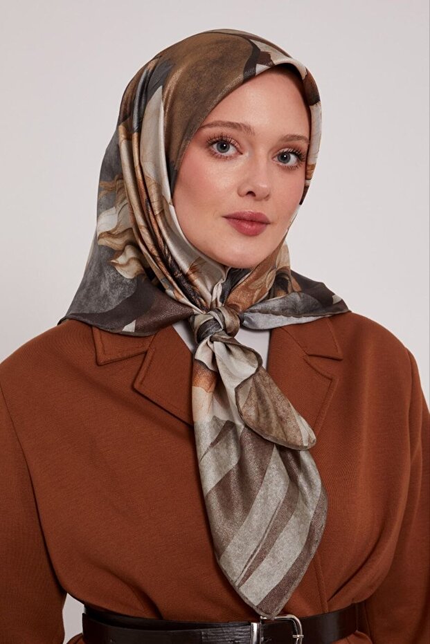 وشاح كريستالي لامع بنمط زهور مخططة