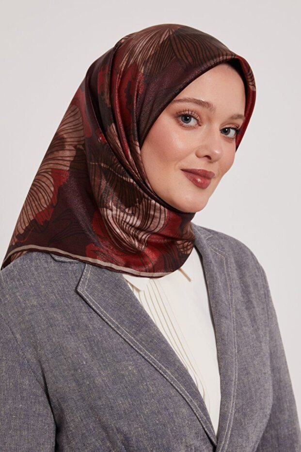 وشاح كريستالي لامع بنمط زهور مخططة كبيرة