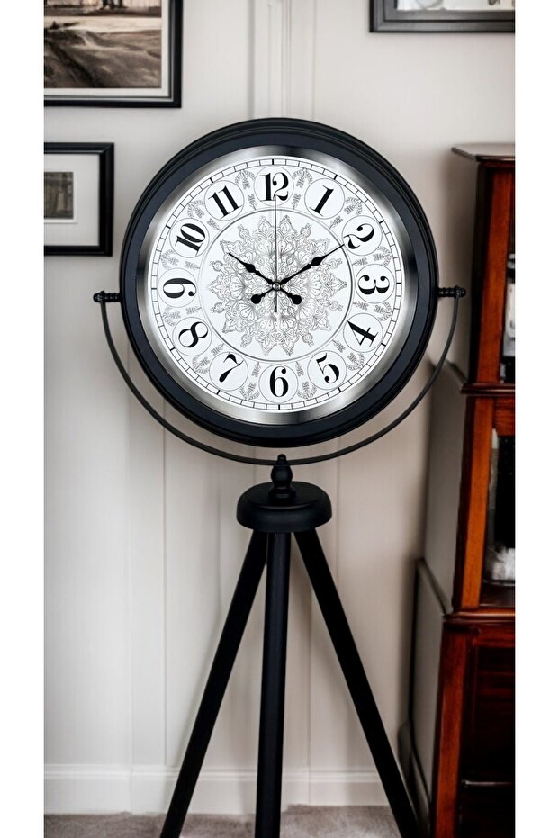 ساعة أنيقة ذات قاعدة ثلاثية الأرجل منقوشة باللون الأسود - 1