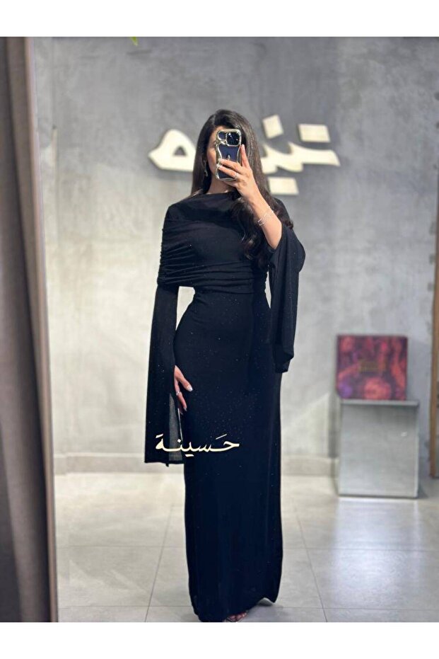 فستان أسود راقٍ بكمّ منسدل