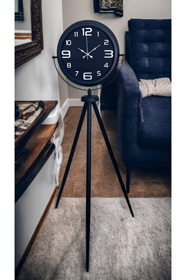 ساعة ذات حامل ثلاثي القوائم باللون الأسود - 3