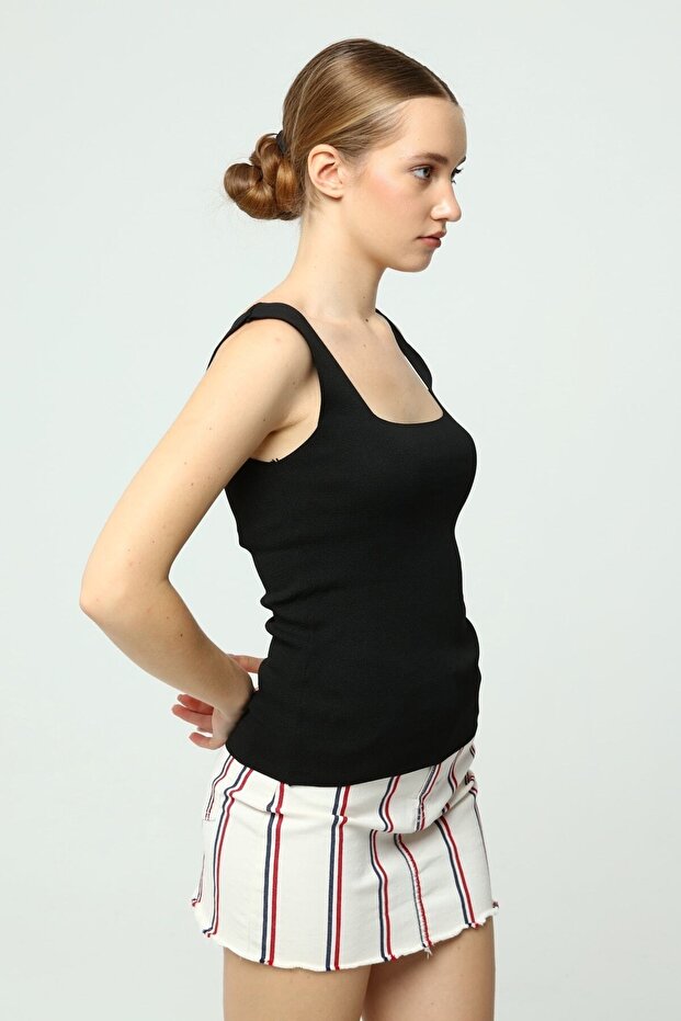 بلوزة ذات رقبة مربعة وأشرطة سميكة - 4