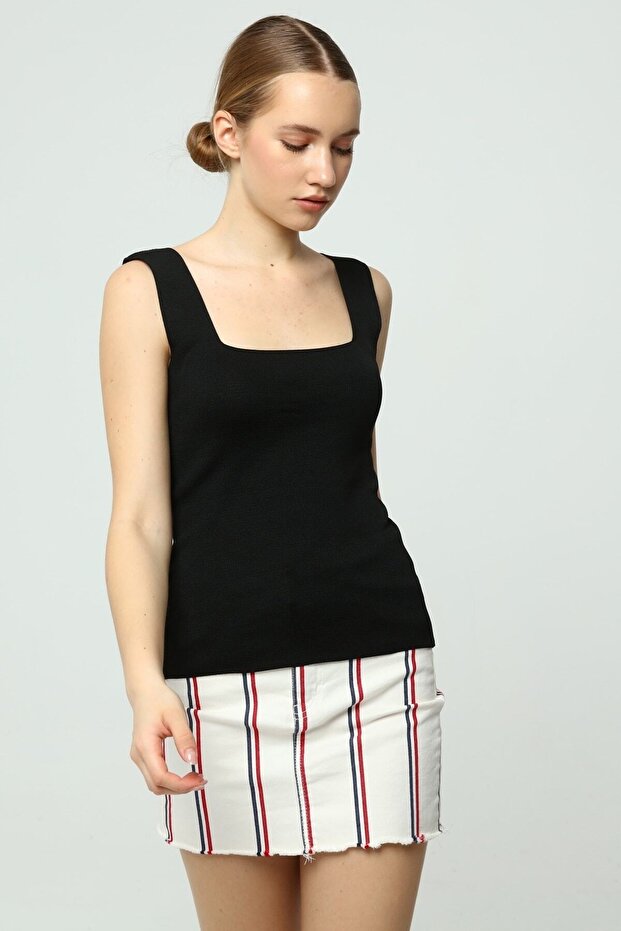 بلوزة ذات رقبة مربعة وأشرطة سميكة - 5