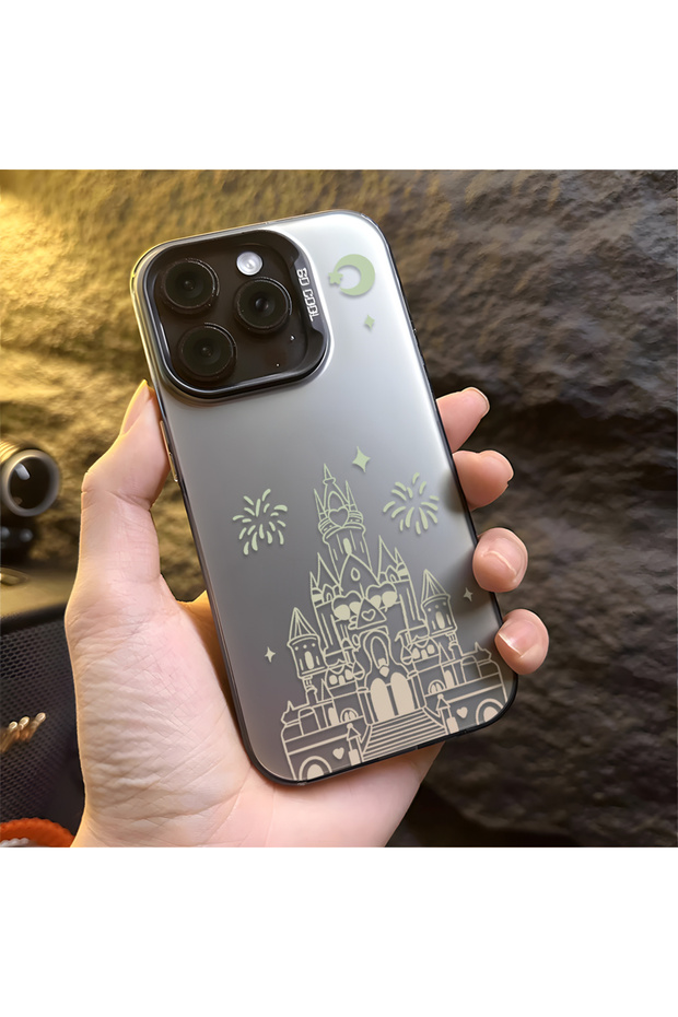 غطاء حماية متوافق مع آيفون 16e، مصنوع من السيليكون مع حافة صلبة وظهر مضاد للسقوط بنمط قلعة - 7