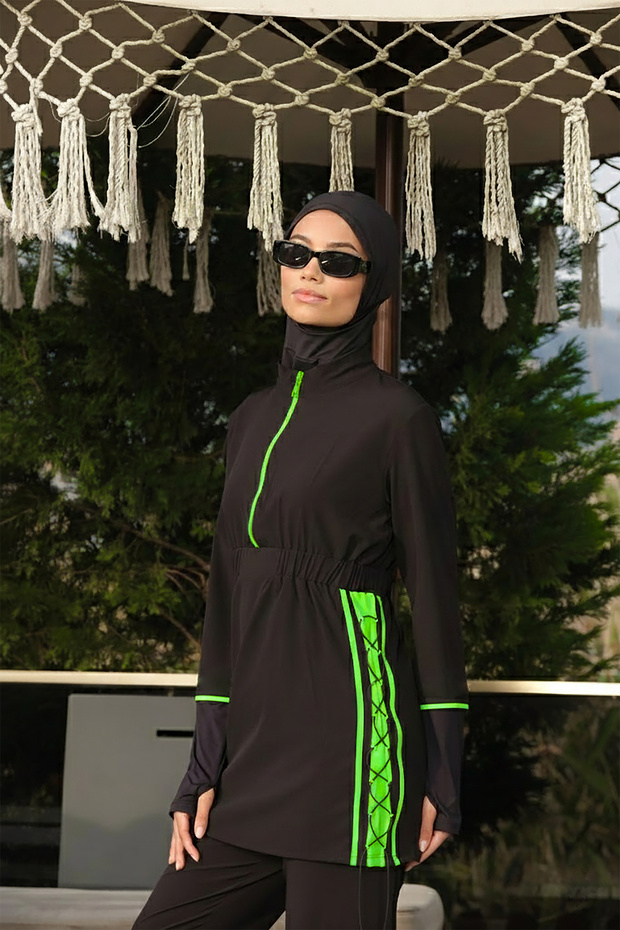 ملابس سباحة مغطاة بالكامل