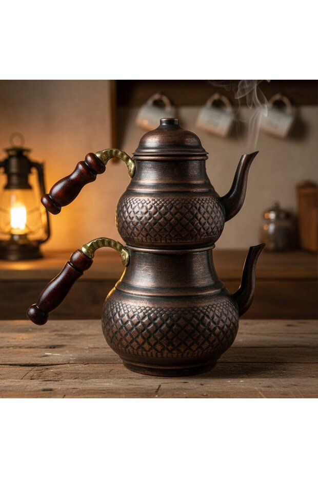 إبريق شاي كلاسيكي مطرز بالنحاس