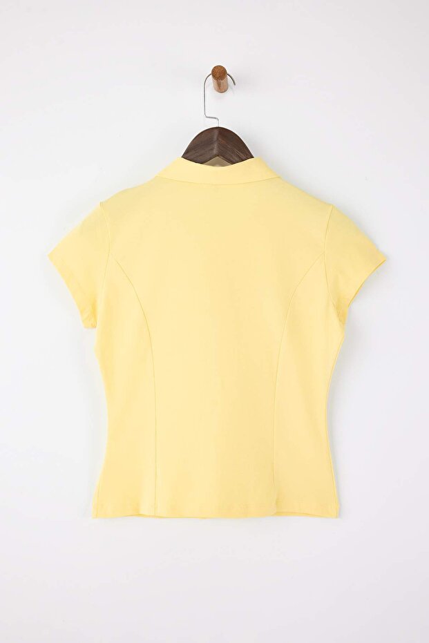 Açık Sarı Fitted/Vücuda Oturan Bebe Yaka Düğmeli Pamuklu Esnek Örme Bluz TWOSS26BZ00188 - 6