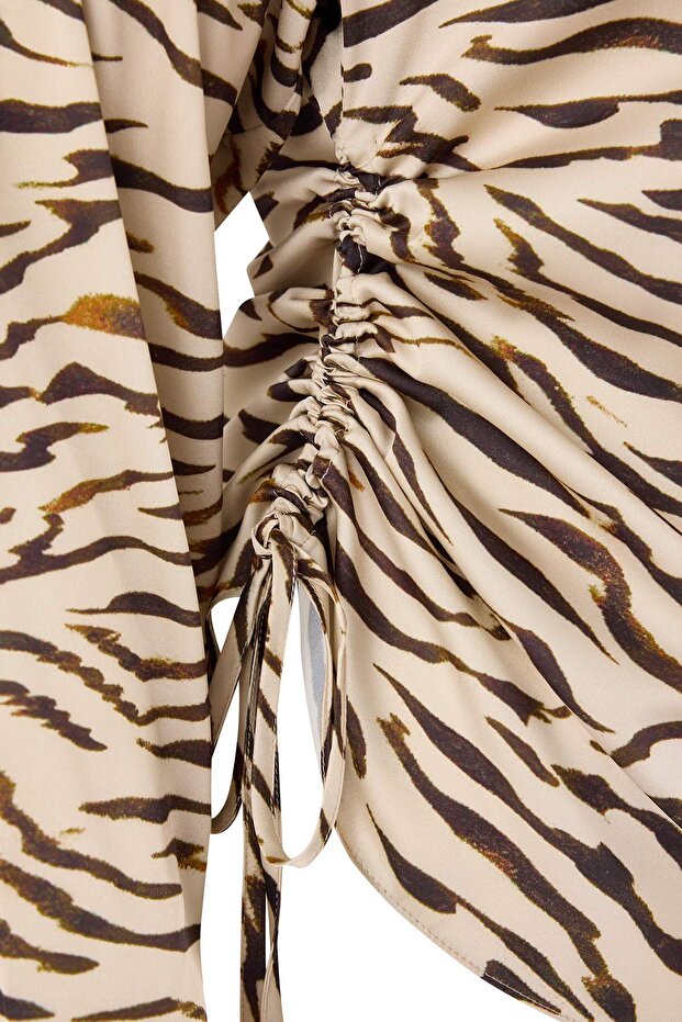 Bej Saten Zebra Desenli Uzun Kol Dokuma Büyük Beden Bluz TBBSS26AF00019 - 6