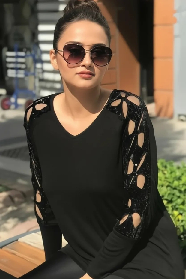 Kolları Lazer Kesim Pullu Bluz - 3