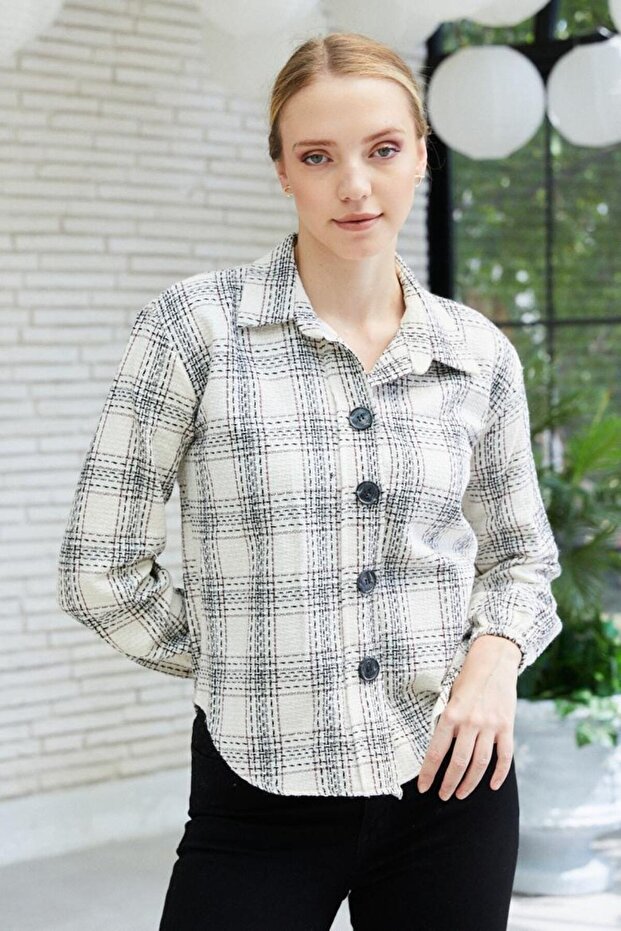 Women's Button-Down Plaid Shirt – Stylish Cut, Comfortable Touch