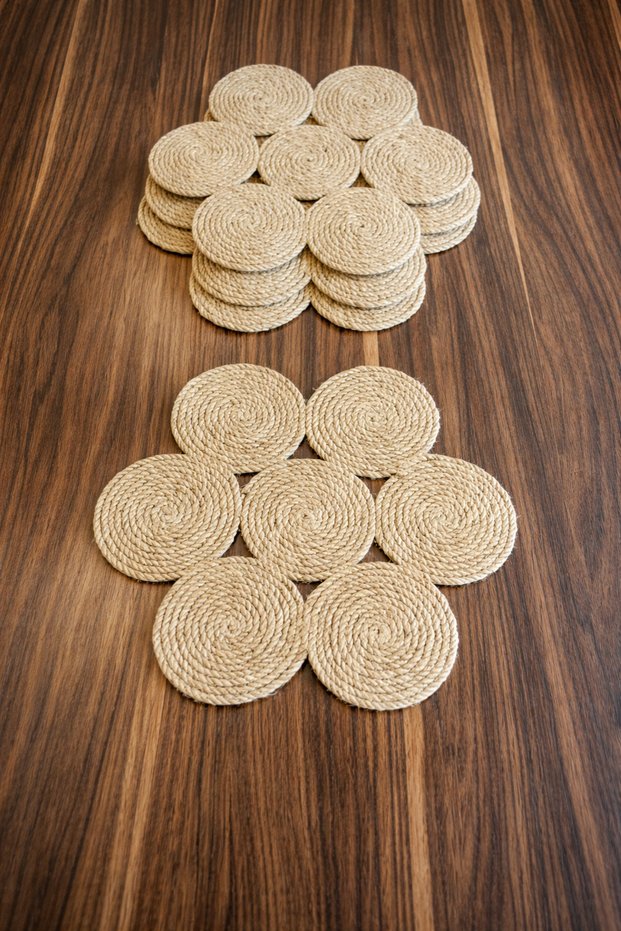 4 Pieces of Wicker Decorative Plates and Presentation Mats